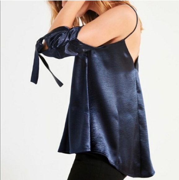 3/$15 NWT Anthropologie Silence + Noise Navy Marin Cold Shoulder Top - Picture 2 of 7